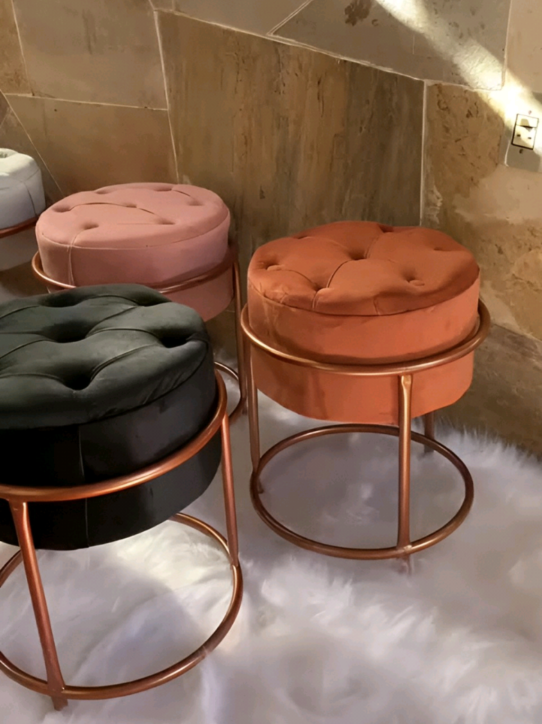 ✨ De funcional a protagonista da decoração! Esse puff banqueta com estrutura de ferro e argola é o detalhe que transforma qualquer ambiente — do quarto aconchegante à sala sofisticada ou penteadeira dos sonhos. 💄💫 Perfeito para quem ama design elegante, mora em espaços compactos, busca conforto com estilo e adora deixar a casa com um toque moderno e charmoso. 🏡💖 💡 Um achado versátil que combina beleza, praticidade e aquele charme que só quem ama decoração entende. #casaedecoraçao  #decoracaodeinteriores  #envelopamentodecorativo  #banquetadecorativa  #quartofeminino 