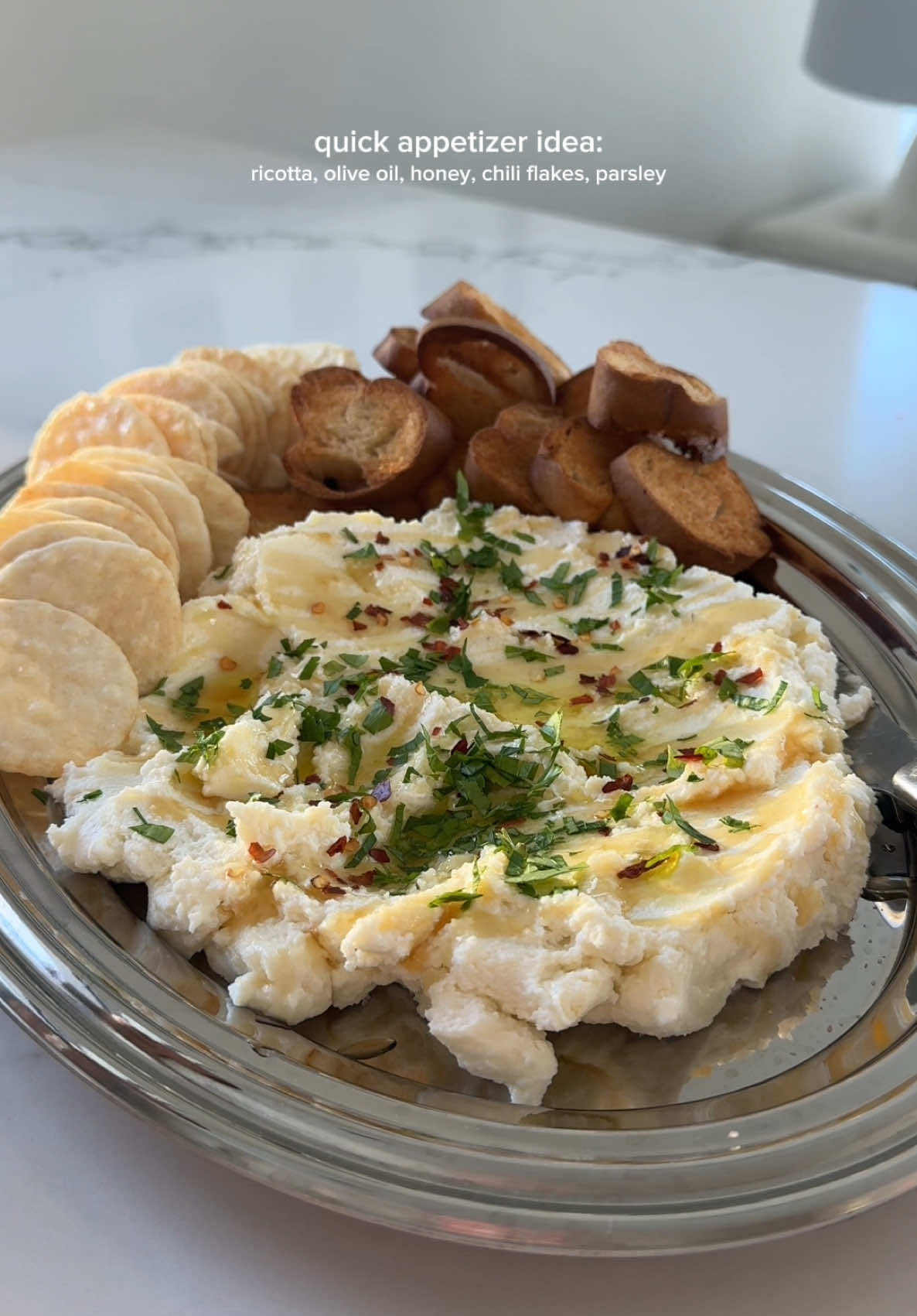 Need a super simple appetizer for thanksgiving this weekend? Try this! You can either serve the ricotta straight from the container or pop it in your food protector or blender and blend till creamy.  Top with olive oil, honey, chili flakes and parsley, and serve with your favourite crackers 🍯 