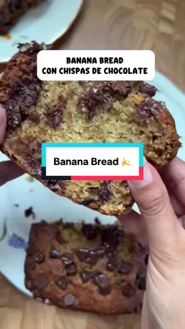 🍌✨ BANANA BREAD CON CHISPAS DE CHOCOLATE 🍫💛 Este pan de banano es esponjoso, dulce y con el toque perfecto de chocolate. ¡Ideal para acompañar un café o disfrutar en la merienda! ☕🍰 Ingredientes: 🍌 3 bananos maduros  🧈 8 cdas mantequilla derretida 🍬 ½ taza azúcar blanca 🍯 ½ taza azúcar morena 🥚 1 huevo 🌿 1 cdta vainilla 🌾 1½ tazas harina 🥄 1 cdta bicarbonato 🍂 1 cdta canela 🧂 Pizca de sal 🍫 ½ taza chispas de chocolate Preparación: 1️⃣ Tritura los bananos y mezcla con la mantequilla, los azúcares, el huevo y la vainilla. 2️⃣ Agrega la harina, bicarbonato, sal y canela. Mezcla sin sobrebatir. 3️⃣ Incorpora las chispas de chocolate 🍫. 4️⃣ Lleva al horno a 180°C (350°F) por 50-55 min, hasta que al pinchar con un palillo, ¡salga limpio! ✅ ✨ Tip: usa bananos bien maduros para un sabor increíble y textura perfecta. #postres #recetas #recetario #cake #reposteria 