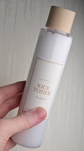 I'm From Rice Toner Get a discount on YesStyle with my code BT011122 This brightening and moisturizing toner is infused with 77.78% rice extract to revitalize dull skin and restore its natural glow. Enriched with niacinamide, it helps even out the complexion, providing deep hydration and a soft, supple finish. The lightweight formula absorbs easily, leaving the skin soft, supple, and refreshed after every use. For best results, shake well before use, apply an even layer to the face, and gently pat for better absorption. #imfrom #ricetoner #ricetoner #milktoner #glassskin @imfrom_us 