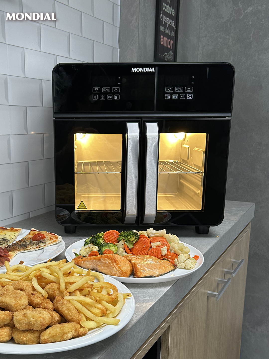 Por que fazer apenas uma receita quando você pode preparar até quatro na sua Air Fryer French Door 25L da Mondial?🔥​ As assadeiras menores e a divisória DualZone, que ajusta o tempo e a temperatura de cada lado da French Door, fazem com que você consiga preparar vários pratos ao mesmo tempo​ E se você quiser grandes porções, também é fácil: remova a divisória e aproveite todo o espaço usando as assadeiras maiores. 🍽️​ Conhece alguém que vai amar essa novidade? Marque o @ aqui nos comentários!​ Leve a sua agora mesmo clicando no link da bio.​ #MondialBR #AirFryer #FrenchDoor #ReceitasAirFryer #Praticidade