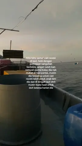 Jangan marah .. saya hanya balas dekat abang yang marah dan buat video dan repot kes mukat tepi pantai dekat ban pecah baru ni .. bang tak duk tempat dia dan bang takan tahu apa yang dia lalui dan satu lagi nelayan pantai tiada kosong batu nak mukat dimana pun boleh .. jangan menyusahkan orang lain sampai buat repot sampai maritim mai buang masa nelayan tu .. tengok la di tengah laut pun tempat orang dok mukat selalu pun dah ada banyak tuas 😌 kami datang tuas ni hanya tanda GPS takut nanti malam rawai kami kena tuas ni susah makan modal #anaknelayan #fyp #nelayanlautdalam #nelayan #nelayankualamuda 