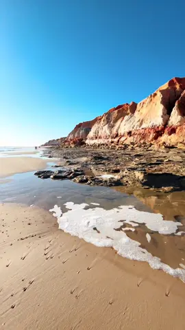 Entre falésias coloridas e o som do mar, Morro Branco revela um dos amanheceres mais lindos do Ceará. Um lugar onde a natureza pinta o horizonte e o coração se enche de paz. 🌊🌞 🌍 De Pé no Mundo — descobrindo belezas que ficam marcadas na alma. #MorroBranco #Ceará #TurismoBrasil #DePéNoMundo #PraiasDoNordeste
