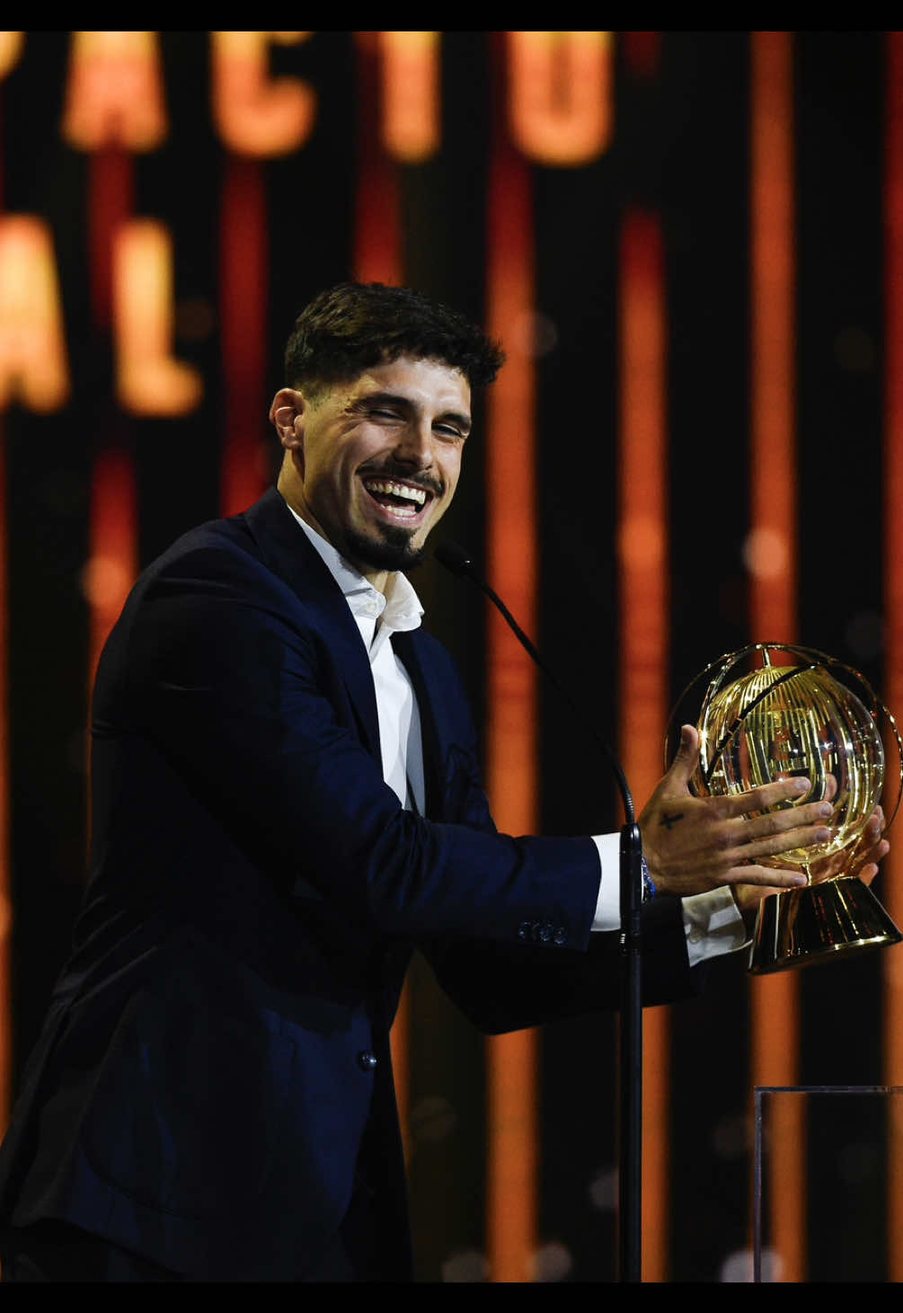 Awwww... 😍😍 E tu, a quem ligavas? #PortugalFootballGlobes Awwww... 😍😍 And you, who would you call?