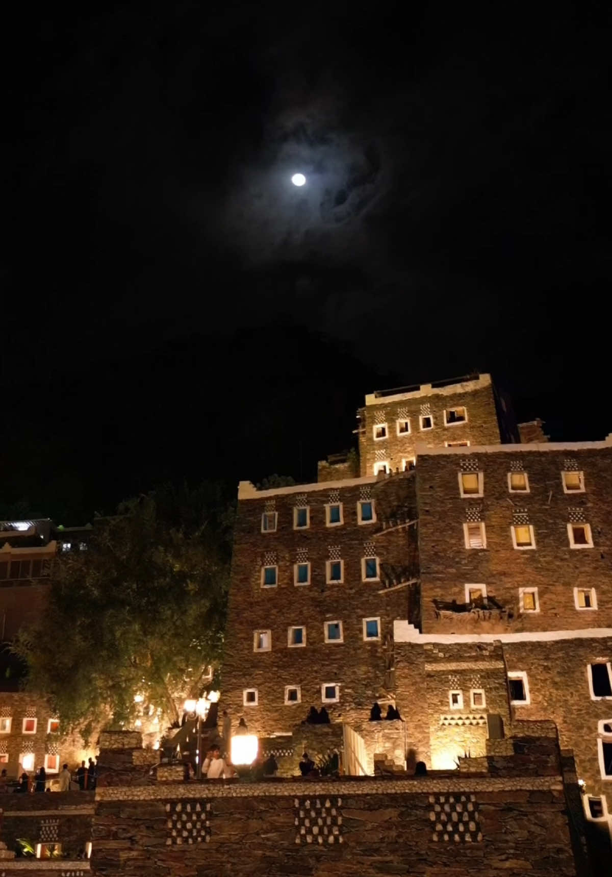 انا لي على قمرا وجينتك مسرا … #قمر #رجال_ألمع #rijal_almaa #moon #عبداللطيف_الألمعي 