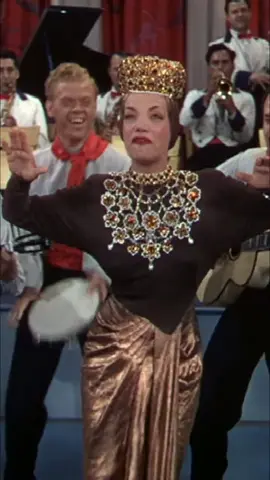 “Aqui se diz que eu não falo bem inglês…” 🎶 brinca Carmen Miranda em Yipsee-I-O, do filme Romance Carioca (Nancy Goes to Rio, 1950) 💃✨ #CarmenMiranda #RomanceCarioca #NancyGoesToRio #YipseeIO #BrazilianBombshell  