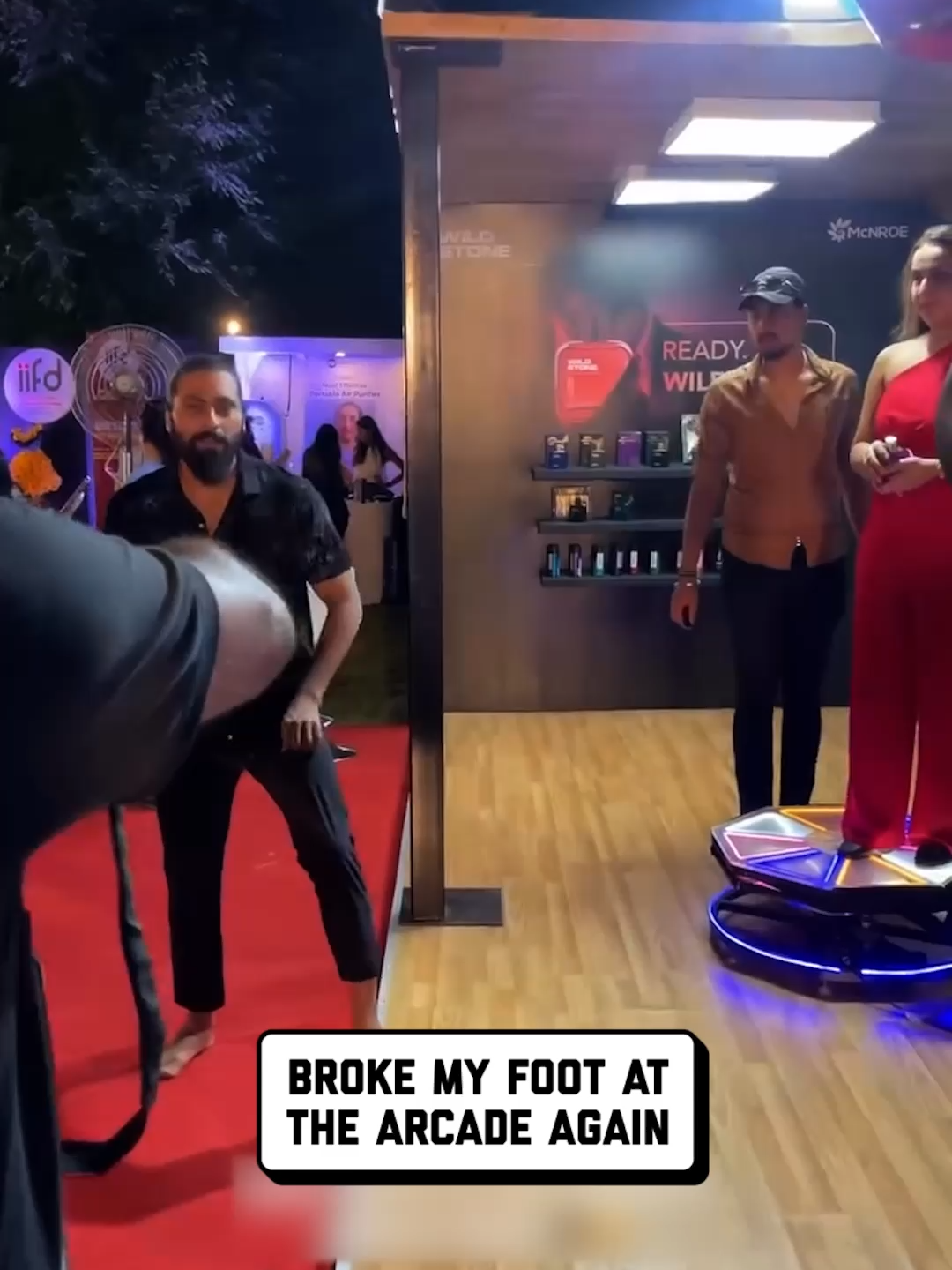 you're not supposed to hit that part... 😩 🤣 #arcade #boxing #punchingbag #punchmachine #punchingmachine #boxingmachine #kickboxing #boxermachine #bagworkout #gymfail #fail