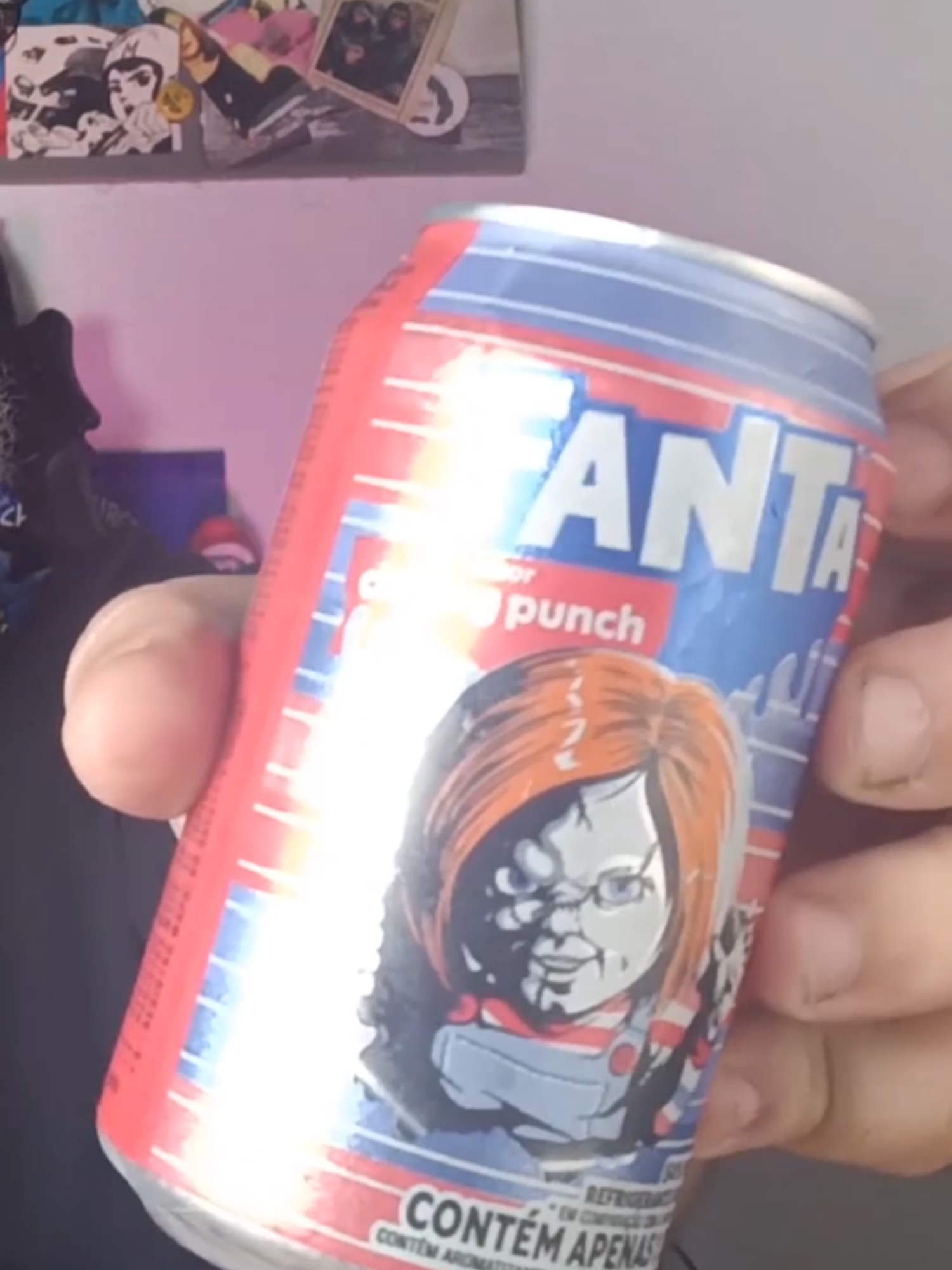 Provando FANTA CHUCKY PUNCH! Edição Limitada! Com embalagem Ilustrada com o boneco monstro dos filmes de terror, esse novo sabor do Fanta promete celebrar o Halloween 2025. #universal #refrigerante #novosabor #halloween #Childsplay