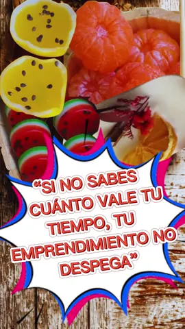 🕰️ “Si no sabes cuánto vale tu tiempo, tu emprendimiento no despega.” Muchos empiezan con entusiasmo, pero se frustran al vender sin recuperar ni los materiales. 💸 El problema no está en tus jabones, sino en no tener una estructura para ponerles precio. Aprende a sumar horas, insumos, moldes y presentación. Cuando entiendes eso, dejas de vender por instinto y comienzas a construir un negocio. 📚 Tenemos una capacitación online con ejemplos reales y pasos claros para aplicar desde tu próxima tanda. Síguenos, comenta NEGOCIO, guarda este video y escríbenos por privado si quieres información sobre la formación. #soapmakingtiktok  #jabonescaseros  #jabonesdecorativos  #jabonesartesanales  #jabonesdeglicerina  #hechoamano  #velasartesanales  #velasaromaticas  #jaboneshechosamano  #soapaddict  #artesania #hechoconamor  #emprendeconjabones 