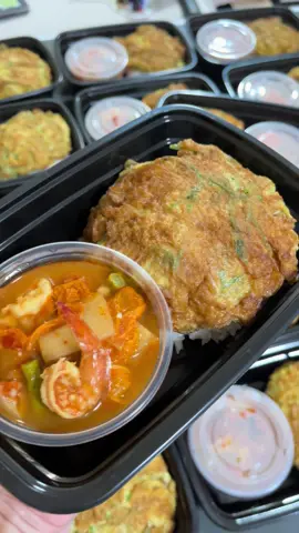 ข้าวแกงส้มกุ้ง ไข่เจียวชะอม  น่ากินใช่ป่ะ 😁😁 #ครัวข้าวพฤกษ์ลดา #ของอร่อยเอแบคบางนา #ข้าวกล่อง #ไอเดียรายได้เสริม #รับทําข้าวกล่อง  รับทำข้าวกล่อง 🍱 🛣️ซอยเอแบคบางนา  🛣️บางบ่อ บางพลี  🍡ราคาเริ่มต้น 50 บาท 🍤ขั้นต่ำ 10 กล่อง (ในซอยเอแบค)  Add line : cycon2009 