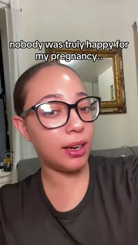 It kinda sucks smh (my lips have been super dry and I haven’t stopped picking them before anyone says anything lolll)  #momtok #MomsofTikTok #pregnancy 