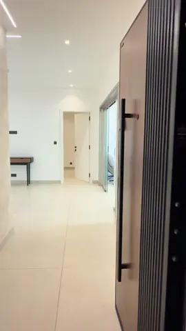 ALMADIE) *appartement F5 à louer derrière gondole/ - Niveau : 2ème étage - DESCRIPTION - 4 chambres avec dès rengement avec salles d'eau incorporées, 1 salon avec terrasse 1 cuisine équipée avec espace buanderie, 1 toilette visiteurs, *COMMODITÉS* Ascenseur, piscine, salle de sport, 2 parking intérieur, parking extérieur, conciergerie groupe électrogène, alarmes, caméras de surveillance