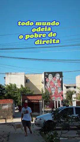 Todo mundo odeia o pobre de direita 🙄 Sabe aquele vizinho que tudo reclama?! Todo mundo tá errado, menos o alecrim dourado, o próprio exemplo da moralidade, mas quando o negócio aperta, é o primeiro a se contradizer. Ama defender bilionário e croticar as políticas sociais, dizendo que elas não passam de assistencialismo, que tem que acabar e tudo mais, mas adora usufruir de tudo que é benefício do governo - sendo um direito seu ou não. Que tudo de ruim que acontece é culpa do Lula, mas defende Bolsonaro como se fosse o próprio messias. Esse, é o pobre de direita, a skin mais controversa e fulerage da política brasileira. 🥱