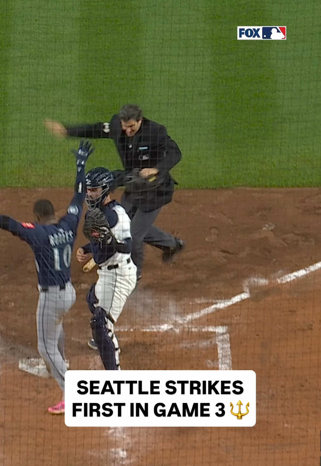 Victor Robles scores the first run of the night for the Mariners 👏 Sponsored by @STRAUSS WORKWEAR #FromGritToGlory #StraussWorkwear #MLB