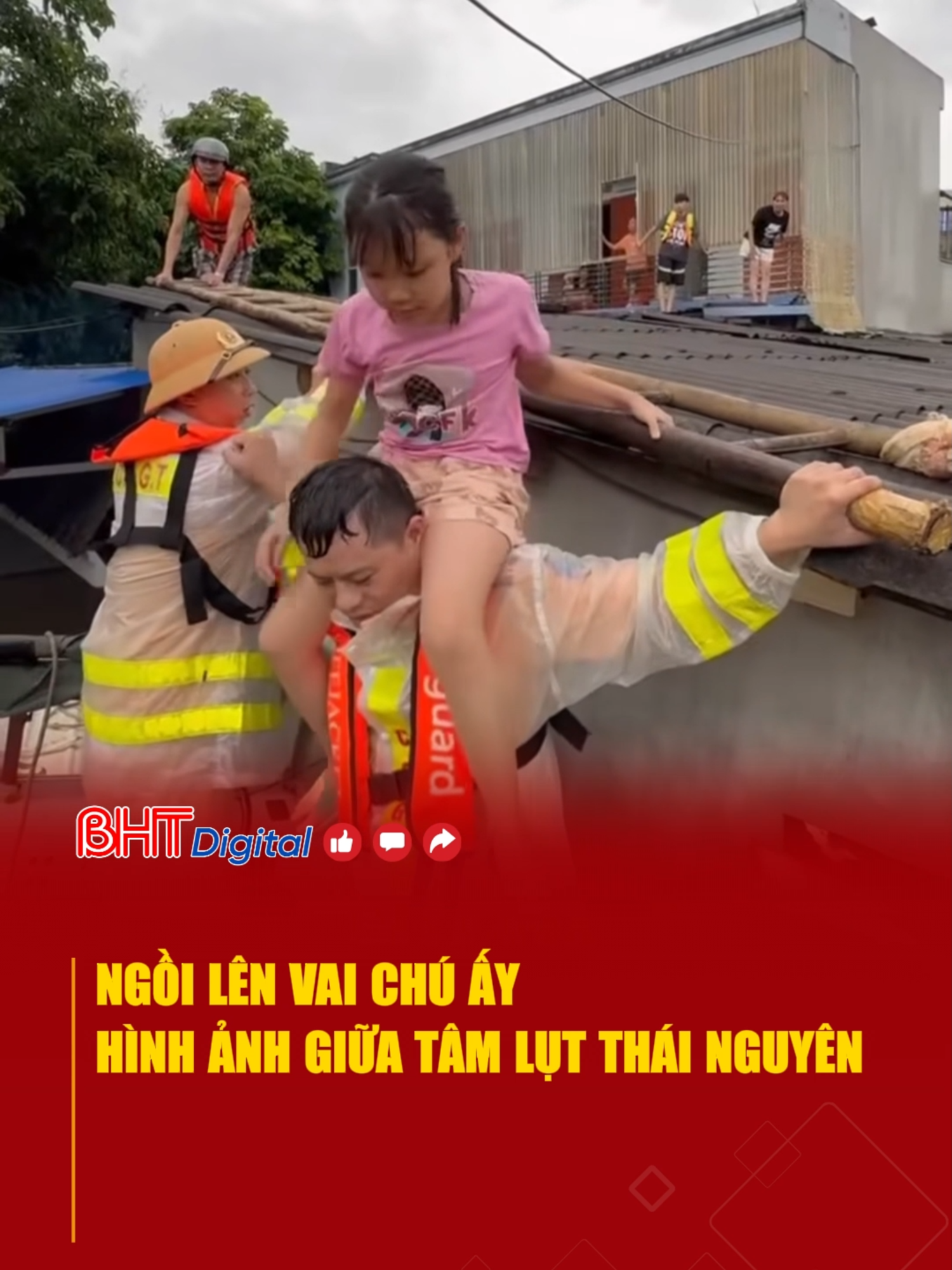 Ngồi lên vai chú ấy. Hình ảnh giữa tâm lụt Thái Nguyên #tiktoknews #tintuc #tinmoi #socialmedia #tintuc24h #viral #trending #thainguyen #lulut