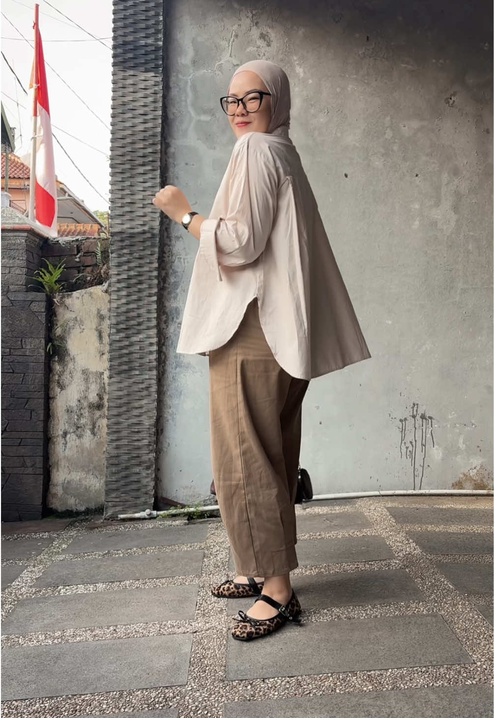 Pake kemeja oversize gini emang cakep banget sih😍❤️ #kemejaoversizewanita #kemejawanita #outfitsimple #celana7per8 