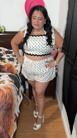 Always extra por si se me atraviesa una mosca.🫣🖤  😘😆    @SHEIN set  @Rainbow Shops heels 👠 obsessed 😍  @TJ Maxx  earrings  #outfitinspo #MomsofTikTok #outfitstyle #outfitcheck #outfits 