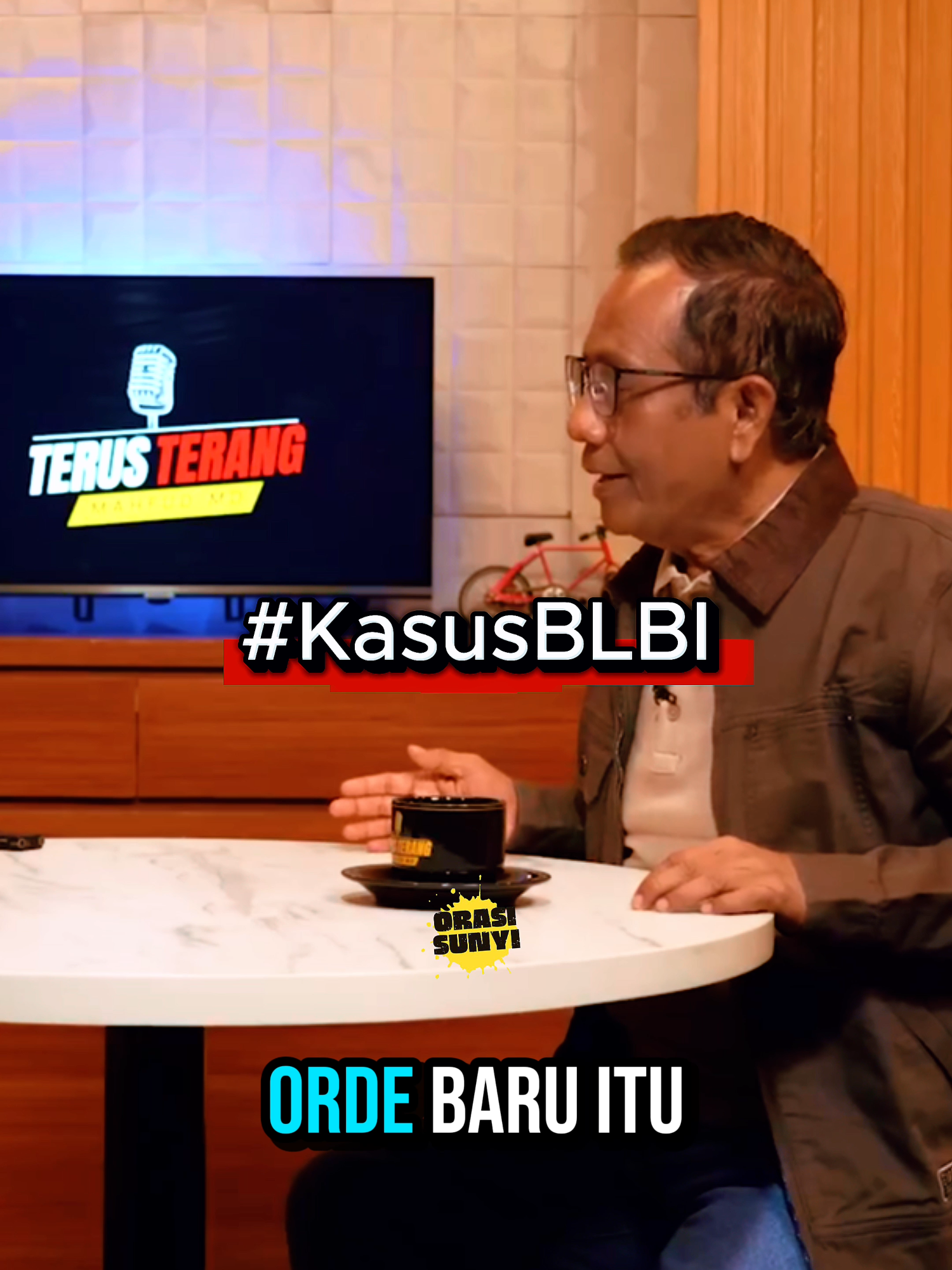 Utang Bantuan Likuiditas Bank Indonesia (BLBI) yang mencapai ratusan triliun Rupiah sempat lama tak tersentuh. Menteri Koordinator Bidang Politik Hukum dan Keamanan (Menkopolhukam) Mahfud Md menjadi salah satu pihak yang berperan sehingga kasus ini kembali bergulir dan uang negara bisa kembali secara bertahap. Satgas memperkirakan anak mendiang Presiden Suharto ini memiliki hutang BLBI sebesar Rp 2,61 triliun. Untuk membayar hutang itu, Satgas BLBI menyita beberapa aset milik Tommy di antaranya 4 tanah milik PT Timor Putera Nasional dan kemudian melelangnya untuk dimasukkan ke kas negara. #fyp #Mahfudmd#purbaya #jokowi #BLBI