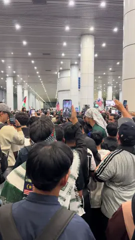 Free Palestine 🇵🇸 Menyambut kedatangan relawan sahid Global Sumud Flotilla dari Malaysia dekat KLIA 1 pada tgl 7/10/2025 🇲🇾  Masyaallah Ramai dan Penuh. Btw ada jumpa @AisarKhaledd 😊  #freepalestine #stopgenosida #savegaza #globalsumudflotilla #solidarity 