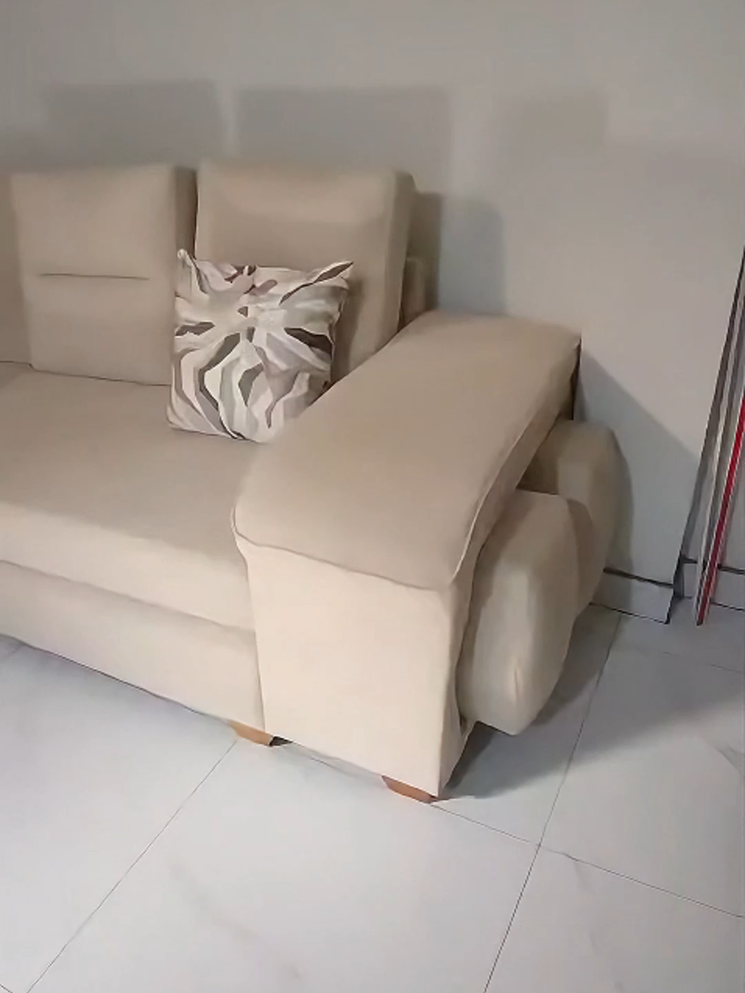 ✨ ¿Tu mueble ya perdió ese toque moderno? 🛋️ ¡En Yaqardecora lo transformamos sin perder su esencia! 💫 Aplicamos un hilvanado a medida y un semi tapizado en tono blanco perlado 🤍, logrando un estilo más elegante, fresco y sofisticado 😍 Cada costura y detalle fue hecho con dedicación 💪 porque queremos que tu sala refleje lo mejor de ti 🌟 📲 Contáctanos al +51 988 605 561 y dale una nueva vida a tus espacios con Yaqardecora 💫 #Yaqardecora #DecoraciónDeHogar #FundasParaMuebles #Tapizado #SemiTapizado #Hilvanado #MueblesModernos #Decoración #EstiloYElegancia #RenuevaTuHogar #TuHogarTuEstilo #PerúDecor #DiseñoDeInteriores