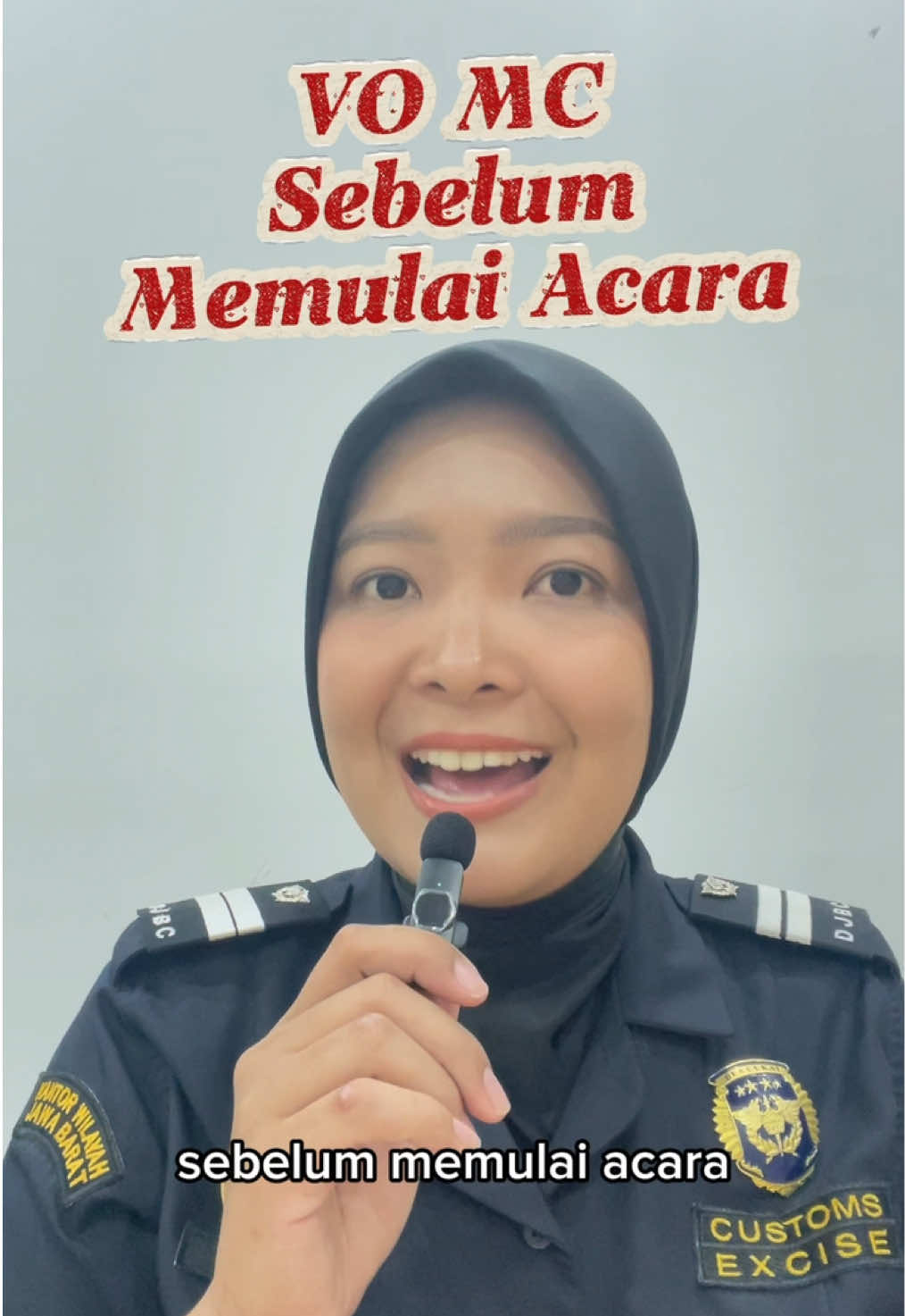 Sebelum acara dimulai, biasanya akan ada transisi supaya audience bersiap. Transisi ini dapat diisi dengan Voice Over oleh MC. Ini dia contoh VO yang bisa kamu gunakan sebelum memulai acara 🎤 Next kita bahas apa lagi ya?  #mcbandung #pembawaacara #mc #masterofceremony #belajarmc 