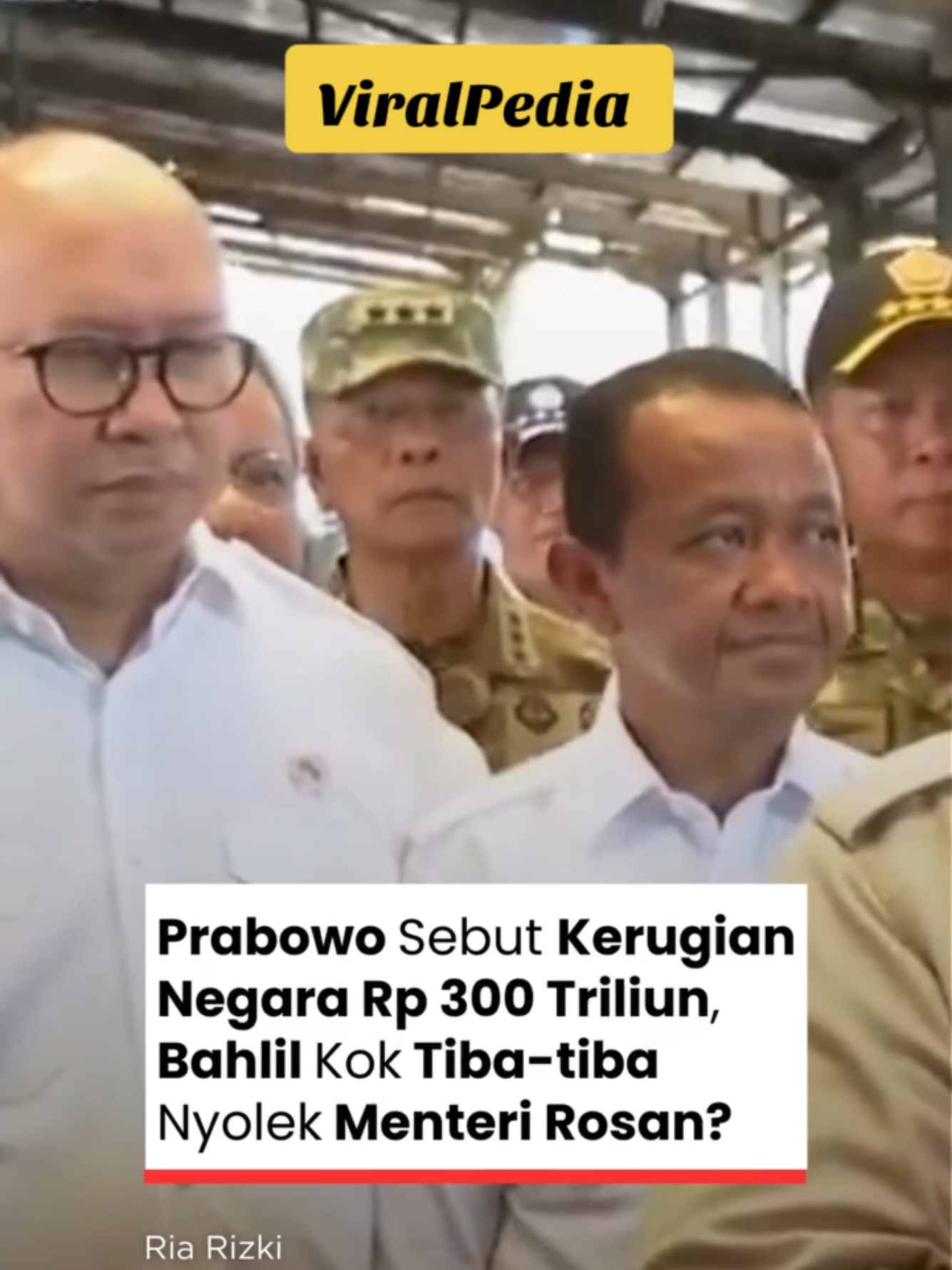 Sebuah momen tak terduga yang melibatkan dua menteri kabinet menjadi sorotan utama di tengah pidato serius Presiden terpilih Prabowo Subianto. Menteri Energi dan Sumber Daya Mineral (ESDM), Bahlil Lahadalia, tertangkap kamera mencolek paha Menteri Investasi dan Hilirisasi, Rosan Roeslani, tepat ketika Prabowo mengungkap kerugian negara akibat tambang ilegal yang mencapai angka fantastis Rp300 triliun. Momen yang viral ini langsung membuat publik gagal fokus. Dalam video tersebut, Prabowo dengan tegas memaparkan skala kerugian yang ditimbulkan oleh enam perusahaan tambang ilegal di Pangkal Pinang. “Kita bisa bayangkan kerugian negara, dari enam perusahaan ini saja, kerugian negara total 300 triliun,” ujar Presiden ke-8 RI, Senin (6/10/2025), dikutip dari video Biro Pers, Media, dan Informasi Sekretariat Presiden. Namun, perhatian warganet justru tertuju pada gestur Bahlil. Saat Prabowo menyebut angka Rp300 triliun, Menteri ESDM itu terlihat menoleh sejenak ke arah Rosan Roeslani yang berdiri di sebelahnya. Dengan wajah tenang, Bahlil kemudian terlihat mencolek paha Rosan sebelum kembali memalingkan wajahnya ke depan. Ada apaan nih pak menteri? sobat viped kan jadi kepo...  #dpr #menteri #golkar #bahlul #pemerintah 