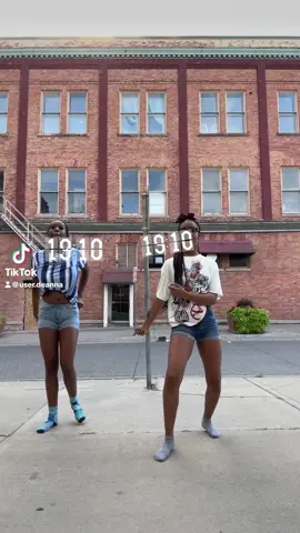 Now put your hands on your knees get it girlll now left to the right🔥🔥🔥🔥##LanguageLearning##fypシ゚viral##viral##baddies #werebackguyss😜 