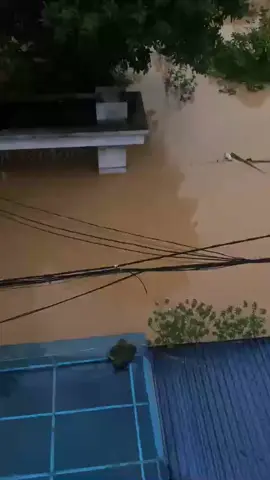 Khẩn cấp cứu trợ lụt Thái Nguyên(cũ).Moii người ơi cứu hộ em với ạ,khu vực Danko,lòng thuyền nước dâng cao,siết mạnh ,nước đã ngập hết tầng 1 và đang mấp mé tầng 2,nhiều bà con ở sâu dưới như Xóm Thác lở,Cao Ngạn, Cổ Rùa,Xóm Vải .. đã ngập hết nhà cửa và trôi tài sản,nhiều nhà phải lên nóc,phải dùng thuyền ,cano,..mới vào được ạ .Mong các mạnh thường quân cứu giúp bà con ạ ,các đồ thiết yếu như đồ ăn nước uống ,nến,đèn pin..ạ thương bà con lắm ạ🥺Em xin chân thành cảm ơn ạ #bão #lutthainguyen #cuutromienbac #xh 