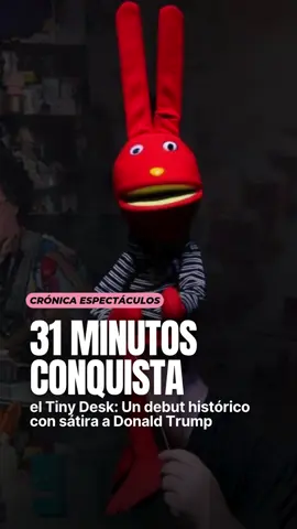 #CrónicaEspectáculos || ⭐ ¡31 Minutos conquista el Tiny Desk de NPR! Se burlan de la política migratoria de Trump con ‘Alza la mano si tú eres ilegal’   La banda de títeres chilena hizo historia en su debut en EE. UU., transformando el escritorio en un playground con humor afilado y clásicos como ‘Objeción denegada’, acumulando casi un millón de views en horas.   Momentos icónicos    - Tulio Triviño: “Esta es la primera vez en Washington de 31 minutos, que es exactamente el tiempo en que expiran nuestras visas”.   - En ‘Objeción denegada’: Adaptaron la letra para migrantes: “Alza la mano si se te venció la Waiver / alza la mano si tú eres ilegal”, con un cocodrilo vigilándolos para “que volvieran a casa”.   - Temas: ‘Mi equilibrio espiritual’, ‘Bailan sin César’, ‘Calurosa Navidad’ (adelanto de su segunda película en Prime Video) y más, con 15 personas del equipo en un mes de preparación.   ¡Tercera banda de títeres en el formato tras Barrio Sésamo y Fraggle Rock, en el Mes de la Herencia Hispana!   ¡Mira este debut legendario que une nostalgia y sátira en: www.cronicamaya.com    #31Minutos #TinyDeskConcert #NPR #TulioTriviño    