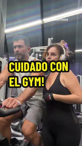 Cuando vas al gym solo para estirarte el estrés… pero el estrés te gana.” 😅  . . #comedia #humor #gym #gymfails 