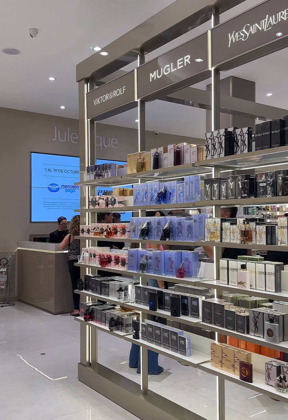 Fue la re-inauguracion del local de Perfumerias Juleriaque en Portal tucuman shopping y aproveche para probar todas las novedades que trajeron  Ahora hay un sector exclusivo de la linea Backstage de Dior con testers de la muy amada base Face and body…también tienen las paletas virales de iluminadores y los nuevos rubores en su versión cremosa y la versión en polvo Pero eso es solo una parte de todo lo que pueden encontrar en el local…lo demas lo tienen que ir a descubrir ustedes   #shopping #maquillaje #perfumeria #tucuman #diormakeup 