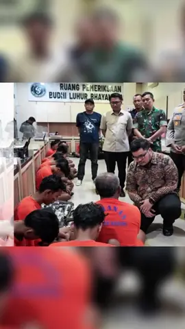 📰⚖️ Kasus penjarahan & perusakan di Kediri memasuki babak baru — delapan anak tersangka segera diadili. Langkah tegas, namun tetap menjunjung asas keadilan bagi anak di bawah umur. #KediriTerkini #HukumDanKeadilan #KediriNews