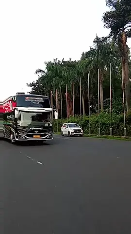 wuzz...wuzz😅..turbo na keluar lari nya tambah ngacir..#busmaniacommunity #buspariwisataindonesia #maniabus #bus