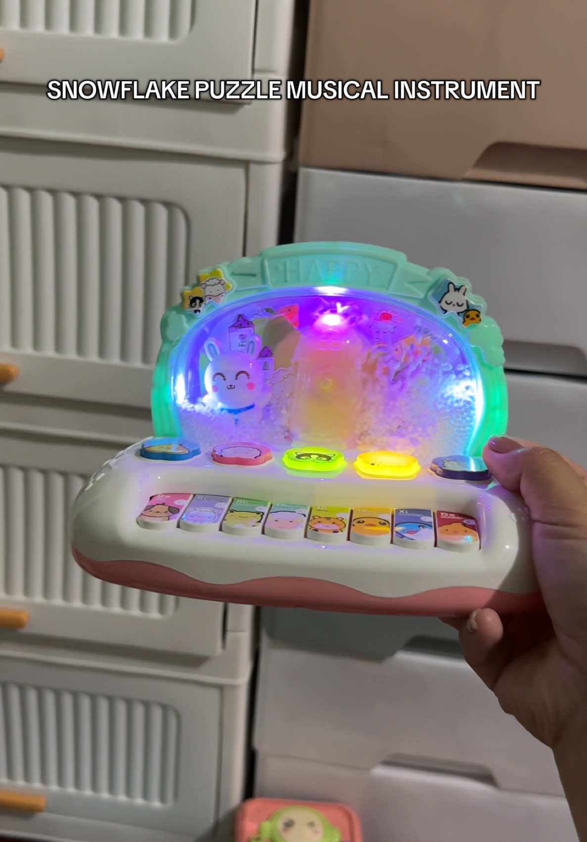 Permainan music piano untuk anak. Anak tertarik tengok snowflake dan mendengar bunyi2. #PianoMusicToys 