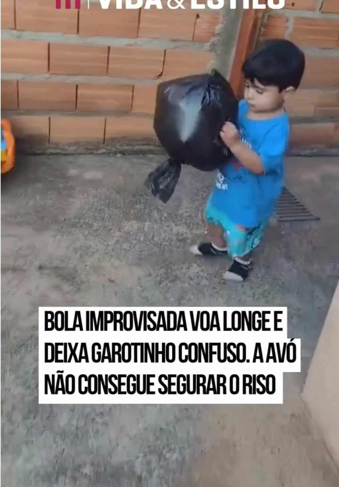 Em uma brincadeira improvisada, a avó filma Lorenzo chutando um saco cheio de ar, imitando uma #bola. O garotinho vai de um lado para o outro, curtindo o momento, até que uma rajada de vento levou a “bola” embora e ele ficou ali, sem entender nada! A reação da avó trouxe ainda mais graça para o vídeo: a #gargalhada intensa chamou atenção do pequeno e também dos internautas, que entraram na brincadeira. Um escreveu: “Pô, o saci levou a bola do moleque, cara!”. Outro completou: “A sacola: ‘Me recuso a continuar apanhando de graça. Até nunca mais’”. #TikTokNotícias 🎥 @Barbeiroleandromarinho (tk) | @Myhoodbr 