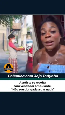 Jojo Todynho gera debate ao explicar por que não ajuda mais vendedores de bala no Rio! Neste domingo (5/10), Jojo Todynho voltou a ser assunto nas redes sociais após viralizar um vídeo em que revelou o motivo de ter parado de comprar balas de vendedores ambulantes no Rio de Janeiro. A cantora contou que estava a caminho de um almoço com o namorado, Thiago Gonçalves, quando foi abordada por um vendedor. Segundo Jojo, depois do episódio, o homem teria usado as redes sociais para criticá-la por não ter adquirido seus produtos. “Não sou obrigada a dar nada. Se me encontrar, não venha pedir nada. Ter dinheiro não significa que eu precise sair distribuindo. Cada um tem que trabalhar!”, declarou a artista. Ela também relembrou o período em que atuou como camelô, vendendo picolés nos trens da cidade, e ressaltou que nunca esperou que pessoas com melhores condições financeiras fossem obrigadas a comprar o que oferecia. Sigam @giropelaweb_  . . . . . #jojotodynho  #polemica  #errejota  #rj #viral 