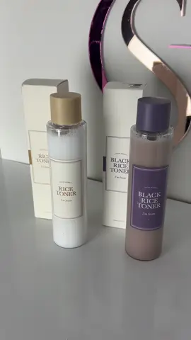 كتسولو بزاف البنات على الفرق بين I’m From Rice Toner و I’m From Black Rice Toner 🤍🖤 🤍 Rice Toner: فيه ماء الأرز اللي كينور البشرة، كيوحد اللون وكيعطيها توهج طبيعي، مثالي للبشرة الجافة والعادية اللي كتعاني من البهتان أو التصبغات. 🖤 Black Rice Toner: فيه الأرز الأسود الغني بمضادات الأكسدة وحمض الهيالورونيك، كيرطب وكيحارب علامات الشيخوخة، مثالي للبشرة المختلطة والدهنية والحساسة. الزوج كيعطيو إشراقة ونضارة، غير كل واحد كيستهدف حاجة معينة 💫 قولي ليا فالكومنت شنو النوع لي يناسب بشرتك أكتر 👇 #imfrom #ricetoner #blackricetoner #kbeauty #secretsglow  