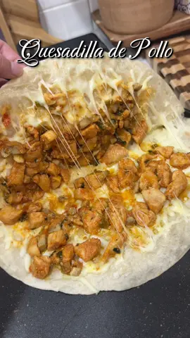 Una Rica Quesadilla de Pollo 😮‍💨  Seasonings for Chicken:  Chef Merito Chicken Seasoning  Paprika Garlic Salt Tomato Knorr #recetasfaciles #cocinaconmigo #easydinnerideas #comidalatina #tiktokfood 