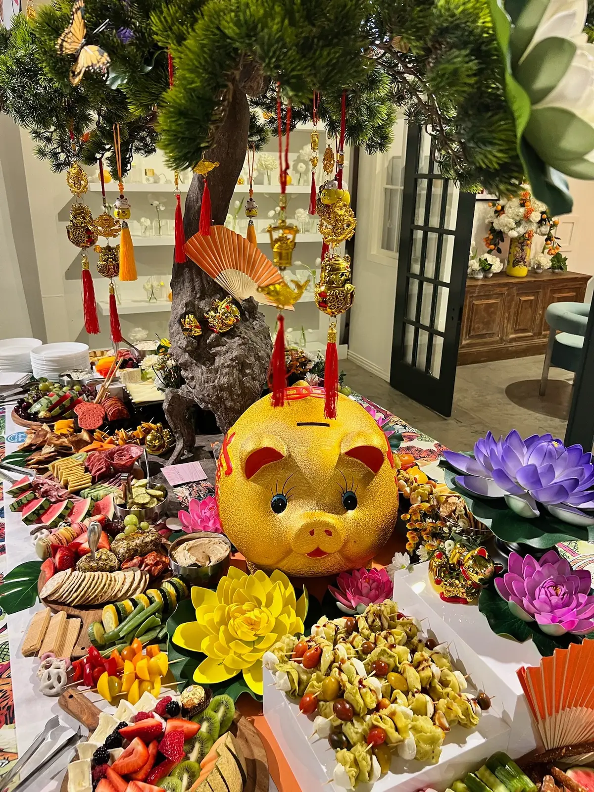 We offer grazing solutions for all types of events 😍  Get ready to impress your guests with a grazing table that’s both beautiful and delicious by filling out a quote form today! 📲🥳 • #houstoneats #cruditè #charcuterie #houstonsmallbiz #houstoncatering            