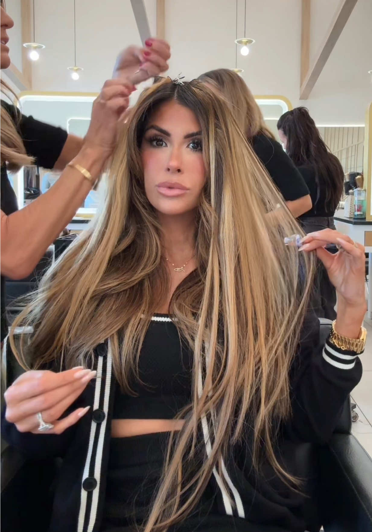 👩🏼 or 👩🏽 ? for @Emily Gemma (Beauty & Style) 🤗 #hairextensions #azhairstylist #ochairstylist #ochairextensions 