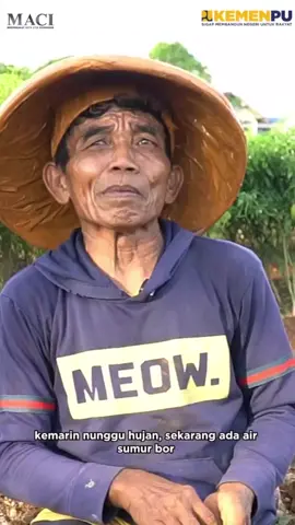 Kehadiran Jaringan Irigasi Air Tanah (JIAT) Kementerian Pekerjaan Umum (PU) di Dukuh Bulak Blimbing, Kelurahan Karangrejek, Kapanewon Wonosari, Kabupaten Gunungkidul, membawa perubahan besar bagi petani setempat. Sistem irigasi yang bersumber dari air tanah ini menjadi tumpuan baru dalam menjaga produktivitas lahan pertanian di wilayah karst Gunungkidul yang selama ini bergantung pada air hujan. Menteri PU Dody Hanggodo menyampaikan bahwa pembangunan JIAT merupakan bagian dari strategi pemerintah dalam memperkuat ketahanan pangan nasional melalui pemanfaatan sumber daya air tanah yang berkelanjutan. Upaya ini juga menjadi wujud komitmen pemerintah dalam memastikan ketersediaan air bagi sektor pertanian, terutama di daerah rawan kekeringan seperti Gunungkidul. Dampaknya mulai terasa. Kehadiran JIAT Blimbing tidak hanya meningkatkan kepastian panen, tetapi juga menekan biaya irigasi serta membuka peluang tanam baru. Dalam audiensi dengan Menteri Dody pada Minggu (5/10), sejumlah petani menyampaikan bahwa produktivitas gabah meningkat 20–30 persen per musim, sementara lahan kering kini mulai dimanfaatkan untuk hortikultura bernilai tinggi. Program kerja ini merupakan bagian dari “Setahun Bekerja, Bergerak - Berdampak” dalam menjalankan ASTA CITA dari Presiden Prabowo Subianto”. #jiat #irigasi #petani #dodyhanggodo #astacita 