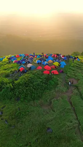 Di puncak Bukit Birah, semuanya terasa sederhana: angin berhembus kencang, langit terbuka luas, dan pandangan sejauh mata memandang hijau yang menenangkan. Tak perlu jauh-jauh ke luar untuk mencari ketenangan—cukup datang ke kesini, berdiri di atas Bukit Birah, dan biarkan alam yang berbicara. #bukitbirah #gunungbirah #kalimantanselatan 