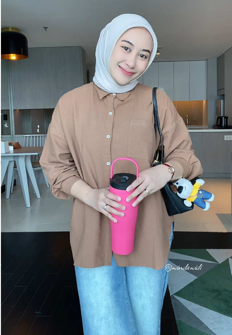 Suka banget sama kemeja oversize, materialnya linen angel yg lembut dan adem bgt 😍💖
