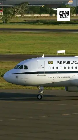 LEVANTAMENTO FEITO A PEDIDO DA CNN As aeronaves utilizadas no transporte do presidente Lula (PT) apresentaram quatro problemas técnicos desde o ano passado. O balanço foi feito pela FAB (Força Aérea Brasileira), a pedido da CNN Brasil. A maior parte dos incidentes mecânicos ocorreu em 2024, como quando o avião usado pelo petista teve de sobrevoar o México por quatro horas para fazer pouso de emergência. #CNNBrasil #CNNPolítica #Lula #Avião #FAB #CNNAoVivo