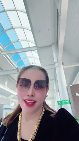 Có ai thấy chị tuyền nổ chị tuyền bách hoá xanh của em ở đâu khong em đang ở sân bay tìm chị ấy 