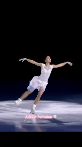 Adeliia Petrosian 🤍 Gala Homenaje Alexander Grishin Se realizó una gala homenaje al fallecido comentarista deportivo ruso Alexander Grishin (1978-2025) El evento contó con la participación de patinadores artísticos rusos. Algunos de los patinadores que rindieron tributo fueron Vasilisa Kaganovskaia, Maxim Nekrasov Adeliia Petrosian y la campeona olímpica Anna Shcherbakova. La gala fue transmitida por el Canal Uno  Alexander Grishin, conocido por ser un comentarista de deportes de larga trayectoria, falleció en agosto de 2025 a los 47 años en un accidente ferroviario. Trabajó para canales como Sport TV, Match TV y, más recientemente, Canal Uno. Era la voz oficial del Silk Way Rally y se destacaba por sus comentarios en fútbol y patinaje artístico. Se lo recuerda como un profesional y una persona excepcional, honesta y noble, muy valorada por sus colegas y el público. #figureskating #patinajeartistico #фигурноекатание #adeliiapetrosian #аделияпетросян 