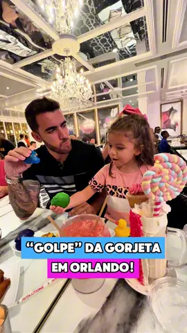 💸 Cuidado com a Gorjeta Automática em Orlando! 🇺🇸 Você sabia que, em muitos restaurantes nos Estados Unidos, a gorjeta (ou tip) já pode vir incluída na conta? Essa é uma regra que pega muitos turistas de surpresa e faz com que eles paguem duas vezes! ✍️ A Regra da Gorjeta Automática Em Orlando, é comum que restaurantes incluam uma gorjeta automática de 18% a 20% em contas de mesas com 6 pessoas ou mais. Essa cobrança já vem impressa no final do recibo, geralmente com o nome “Gratuity”, “Service Charge” ou “Suggested Tip”. O perigo é que muitos turistas, por não estarem familiarizados com o sistema, não notam essa linha na conta. Eles calculam 15% ou 20% do valor total, adicionam a gorjeta por conta própria e pagam um valor muito maior do que o necessário. 👀 Como Não Cair na Armadilha 1. Sempre verifique a conta: Antes de calcular a gorjeta, olhe o recibo com atenção. Procure por termos como “Gratuity” ou “Service Charge” impressos. 2. Pergunte ao garçom: Se tiver dúvida, não hesite em perguntar: “Is the gratuity included?” (A gorjeta está inclusa?) ou “Does the bill include a service charge?” (A conta inclui taxa de serviço?). 3. Ajuste o valor: Se a gorjeta já estiver inclusa, você só precisa pagar o valor total da conta. Não é necessário adicionar mais nada, a menos que o serviço tenha sido excepcional e você queira deixar algo a mais. Essa gorjeta automática não é obrigatória em todas as mesas grandes, mas é uma prática muito comum. Ficar atento a essa regra vai te ajudar a economizar e garantir que o seu dinheiro seja gasto com o que realmente importa nas suas férias! Compartilhe essa dica para que mais pessoas não caiam nessa pegadinha! 👇 Você já passou por isso em alguma viagem? Me conta sua experiência! #DicasDeOrlando #Gorjeta #Tips #ViagemOrlando #Orlando   
