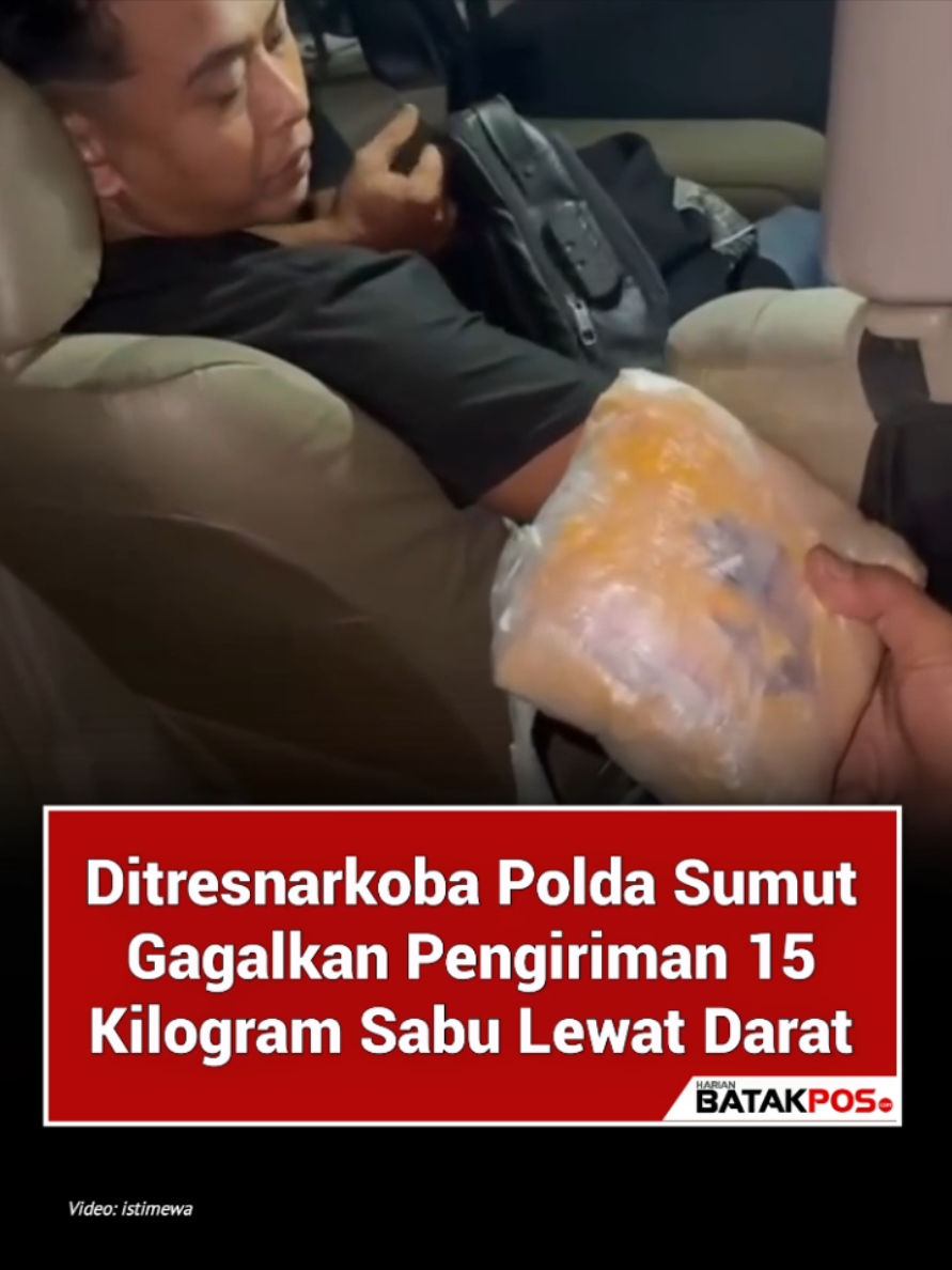 - Momen Direktorat Reserse Narkoba (Ditresnarkoba) Polda Sumatera Utara menangkap dua kurir saat membawa 15 kilogram s4bu melalui Jalan Lintas Aek Nabara Pangkatan, Kabupaten Labuhan Batu, Minggu (28/9/2025) lalu.  Kedua tersangka, Suherman (36), warga Kabupaten Asahan, dan Khairul Jefri (27), warga Kota Tanjungbalai, ditangkap saat mengendarai mobil Daihatsu Xenia hitam. Dalam penggeledahan, polisi menemukan satu tas ransel hitam merek Nike berisi 15 bungkus plastik kuning bertuliskan aksara Cina ‘Nian Nian You Yu’, masing-masing berisi 1 kg s4bu. #poldasumut #polisi #batakpos #peristiwaterkini #indonesia 