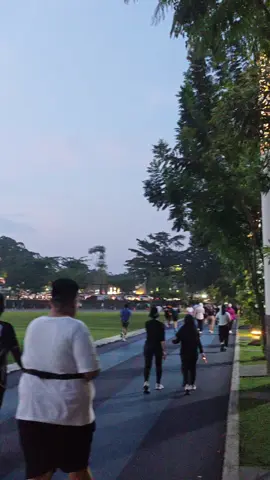 Senja di Lapangan Gasibu kota Bandung...  #kotabandung #lapangangasibu #bandungpisan #fyp #reelstiktok 