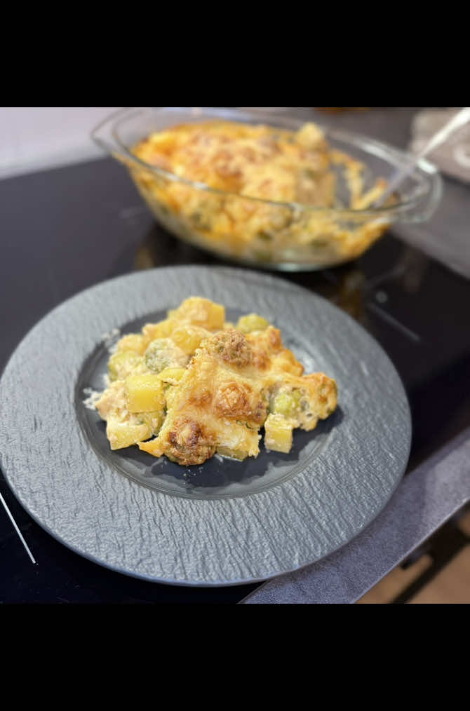 Rosenkohl-Kartoffel-Auflauf Zutaten: 500 g Rosenkohl 800 g Kartoffeln 300 ml Milch 200 ml Kochsahne 2 EL Mehl 1 EL Butter 1/2 TL Pfeffer 1 TLPaprikapulver edelsüß Msp. Muskatnuss  1 TL Salz 120 g Reibekäse Zubereitung: Beim Rosenkohl die äußeren Blätter entfernen. Den Strunk kreuzweise einschneiden.  Die Kartoffeln schälen, waschen und in Würfel schneiden. Beides in Salzwasser ca 15min kochen. Anschließend abseihen. Butter in einer Pfanne zerlassen. Mehl hinzufügen und anschwitzen. Nach und nach Milch und Sahne unterrühren und aufkochen lassen. Nun mit Salz, Pfeffer, Paprikapulver und Muskat abschmecken. Die Kartoffeln und den Rosenkohl dazugeben, vorsichtig umrühren und kurz in der Soße ziehen lassen. Dann das ganze in eine Auflaufform geben, mit Käse bestreuen. Dann im vorgeheizten Backofen bei 200 grad Ober-/Unterhitze goldbraun backen. Guten Appetit!  😋  #rosenkohl #auflauf #rezepte #kochen #fyp 